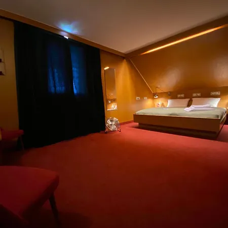 Honolulu Hotel *
